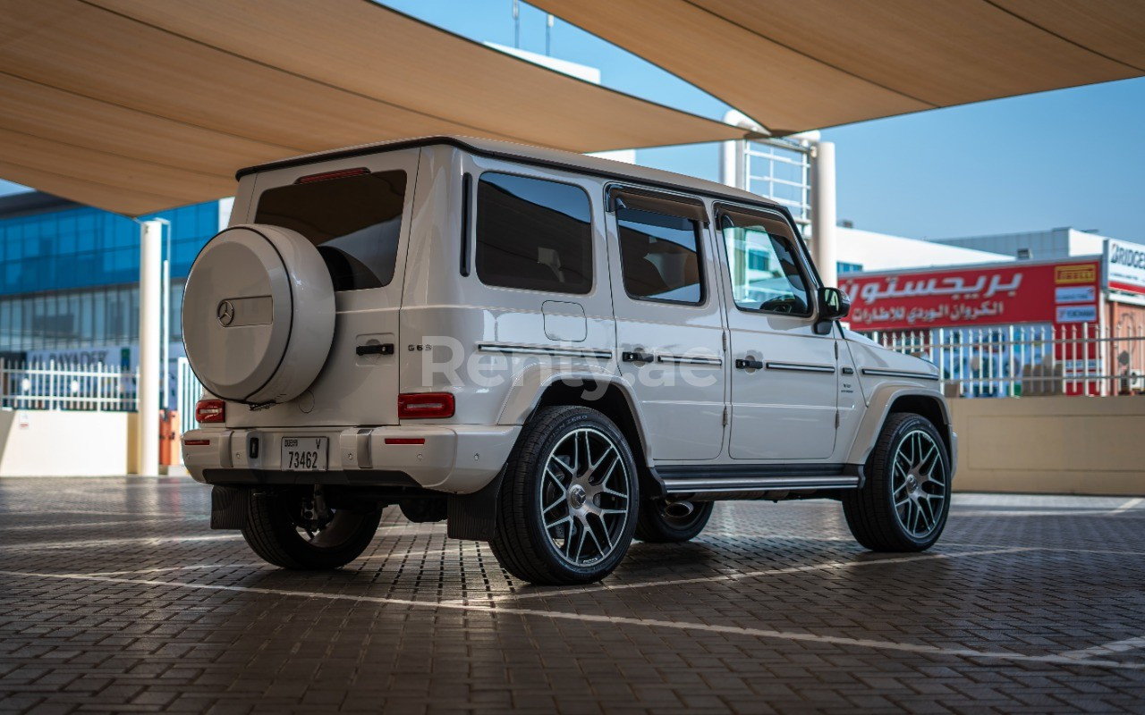 Blanc Mercedes G63 class en location à Sharjah 1