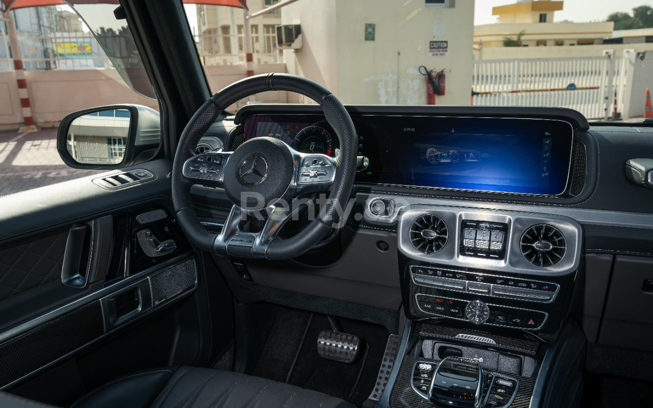 Blanc Mercedes G63 class en location à Sharjah 2