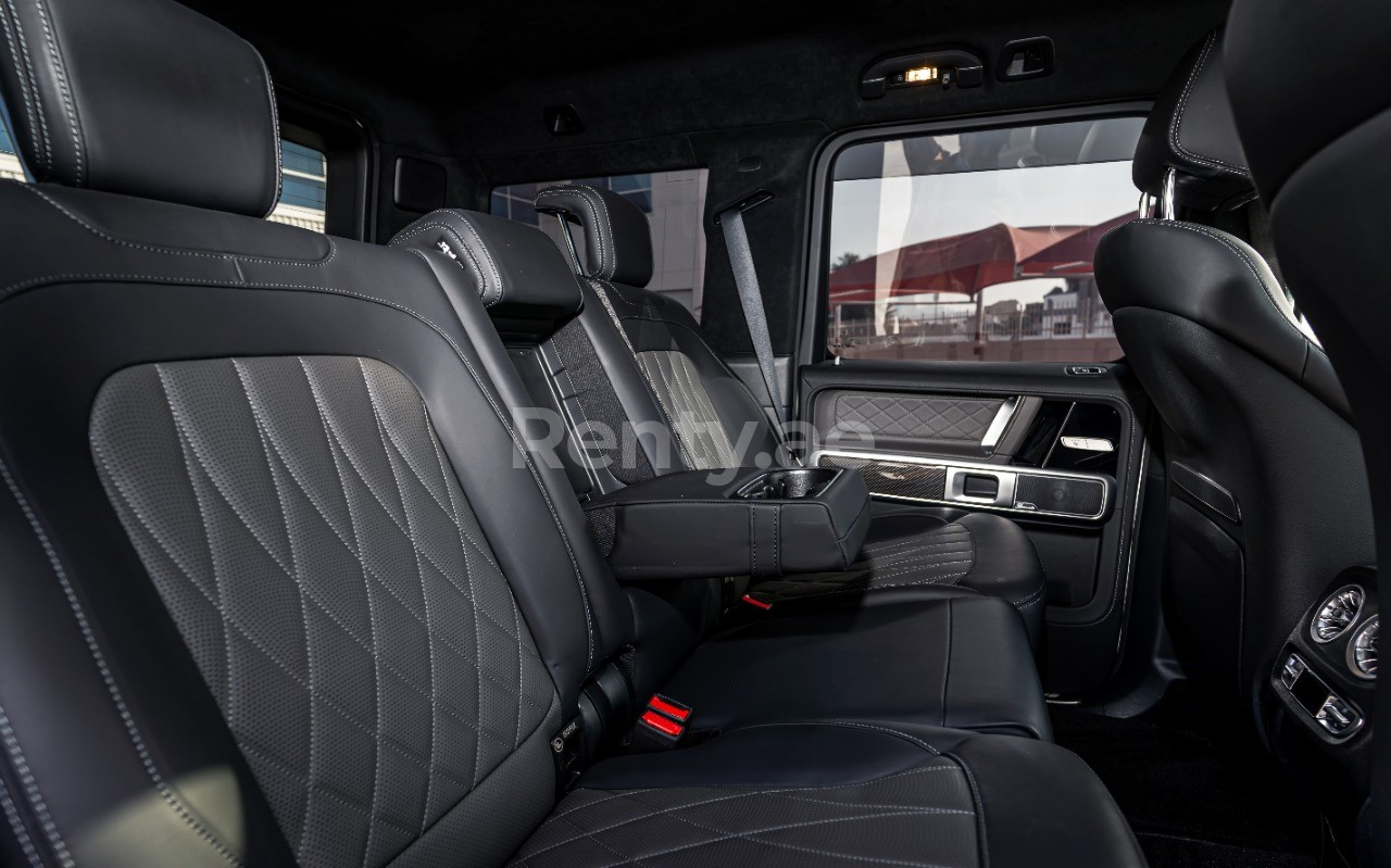 Blanco Mercedes G63 class en alquiler en Dubai 6