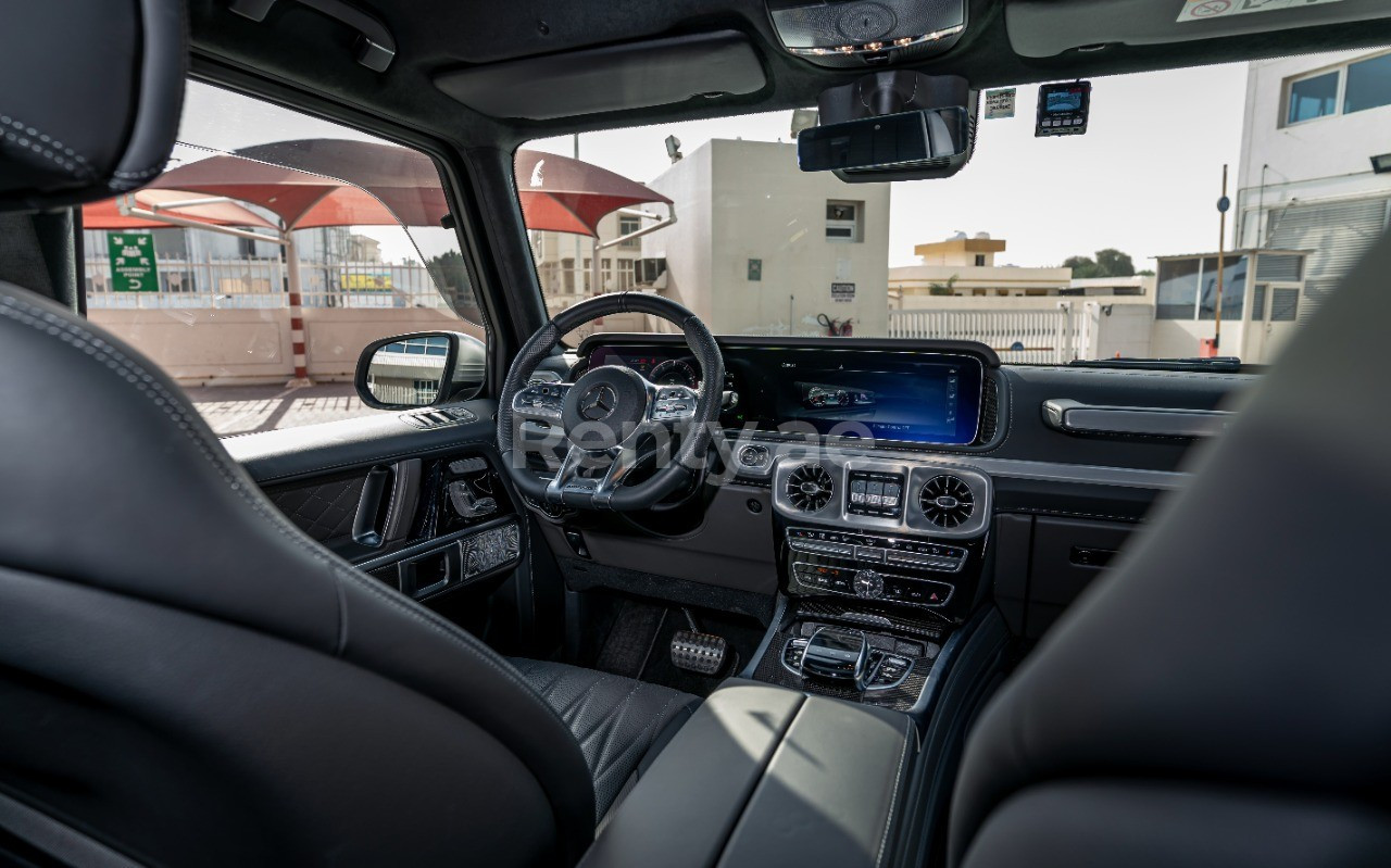 Blanc Mercedes G63 class en location à Sharjah 7