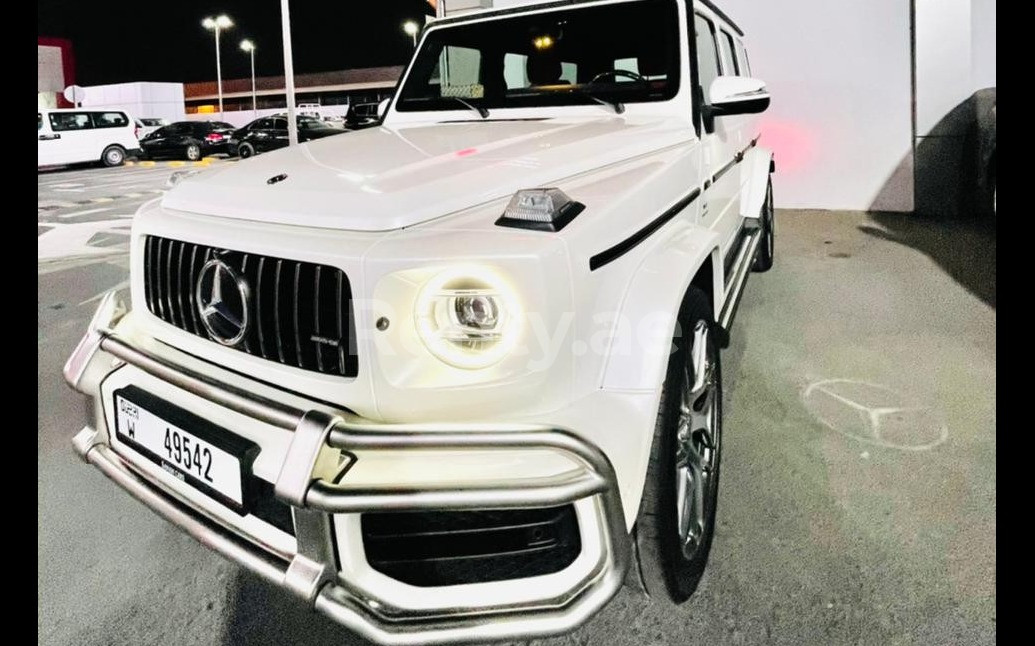 Blanco Mercedes G class en alquiler en Sharjah