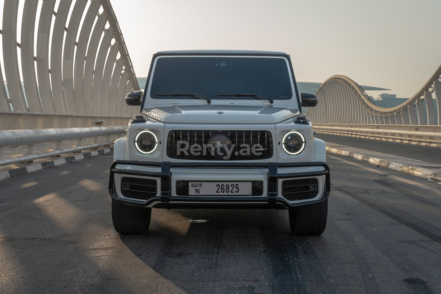 Weiß Mercedes G63 AMG zur Miete in Dubai 0