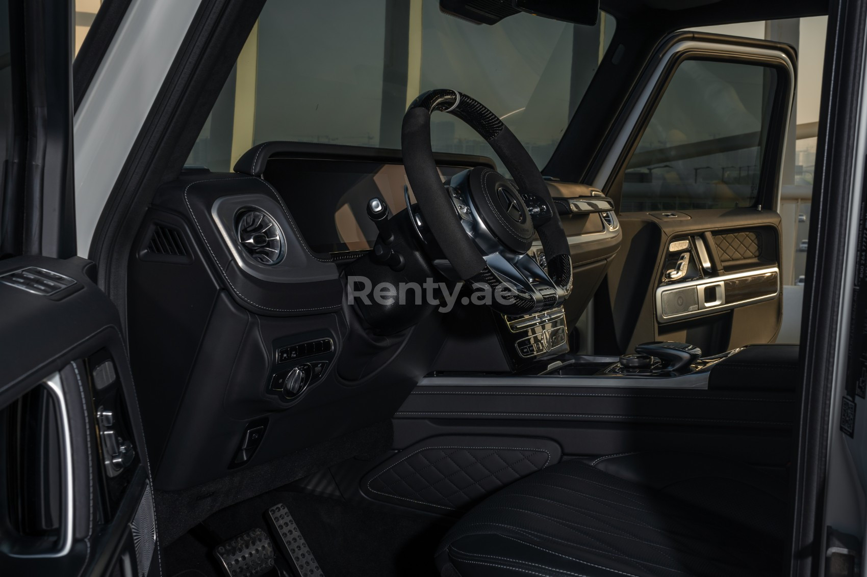 أبيض Mercedes G63 AMG للإيجار في أبو ظبي 3