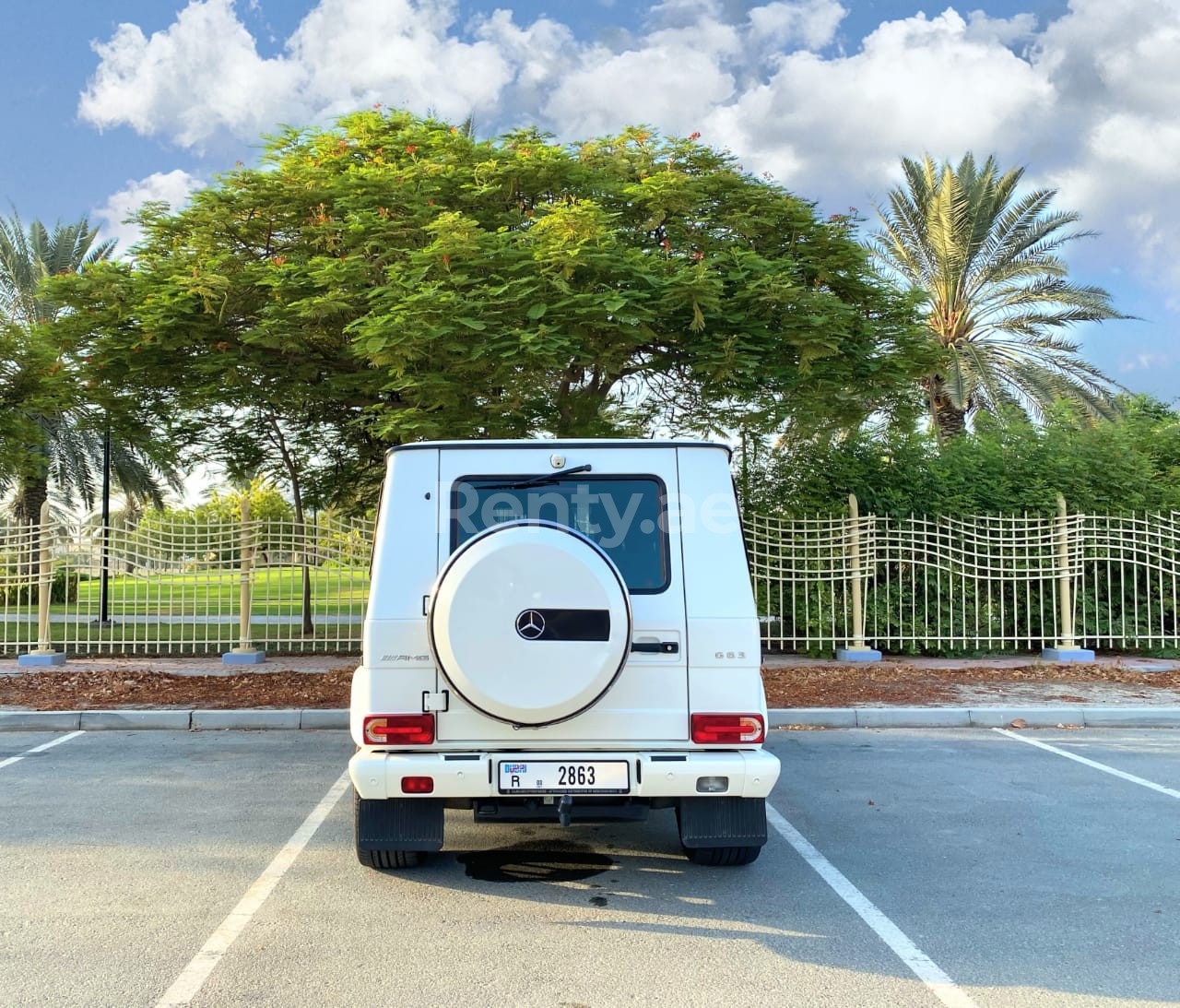 Blanc Mercedes G63 en location à Sharjah 0