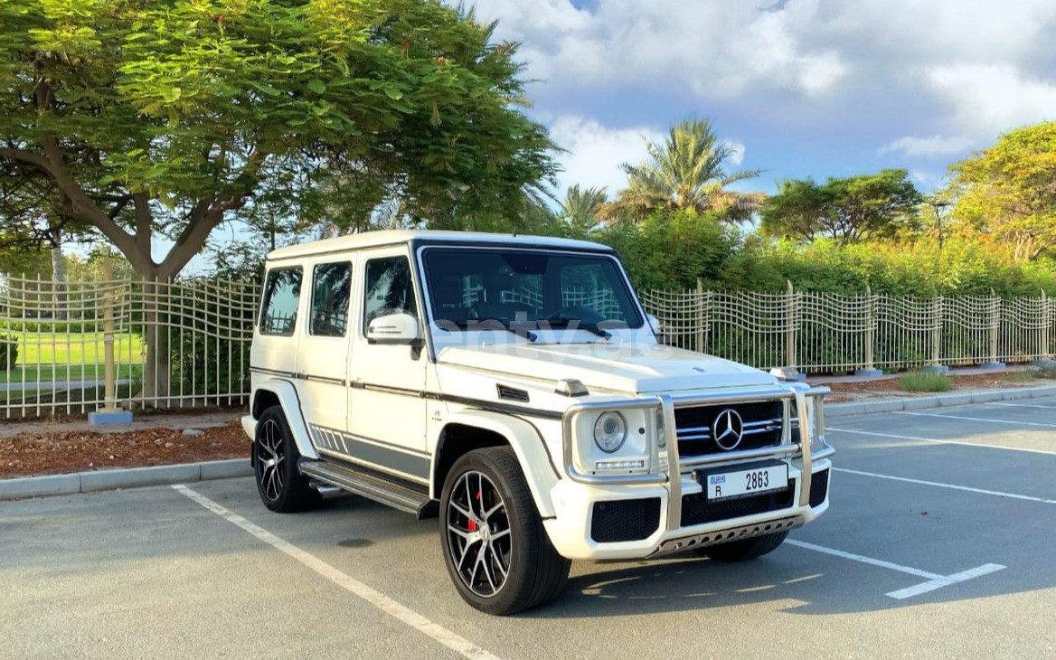 Blanc Mercedes G63 en location à Sharjah