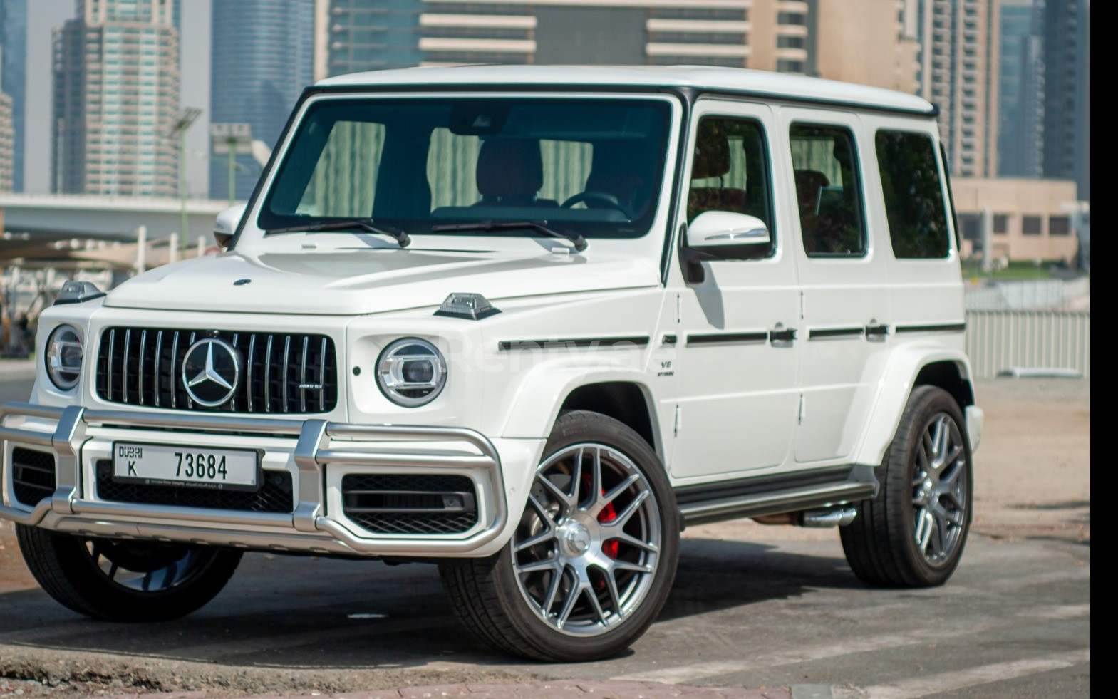 Blanc Mercedes G63 en location à Abu-Dhabi