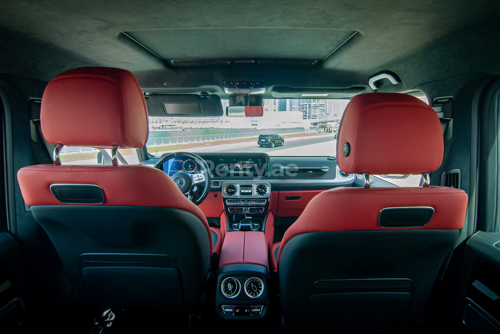 Blanc Mercedes G63 en location à Sharjah 1