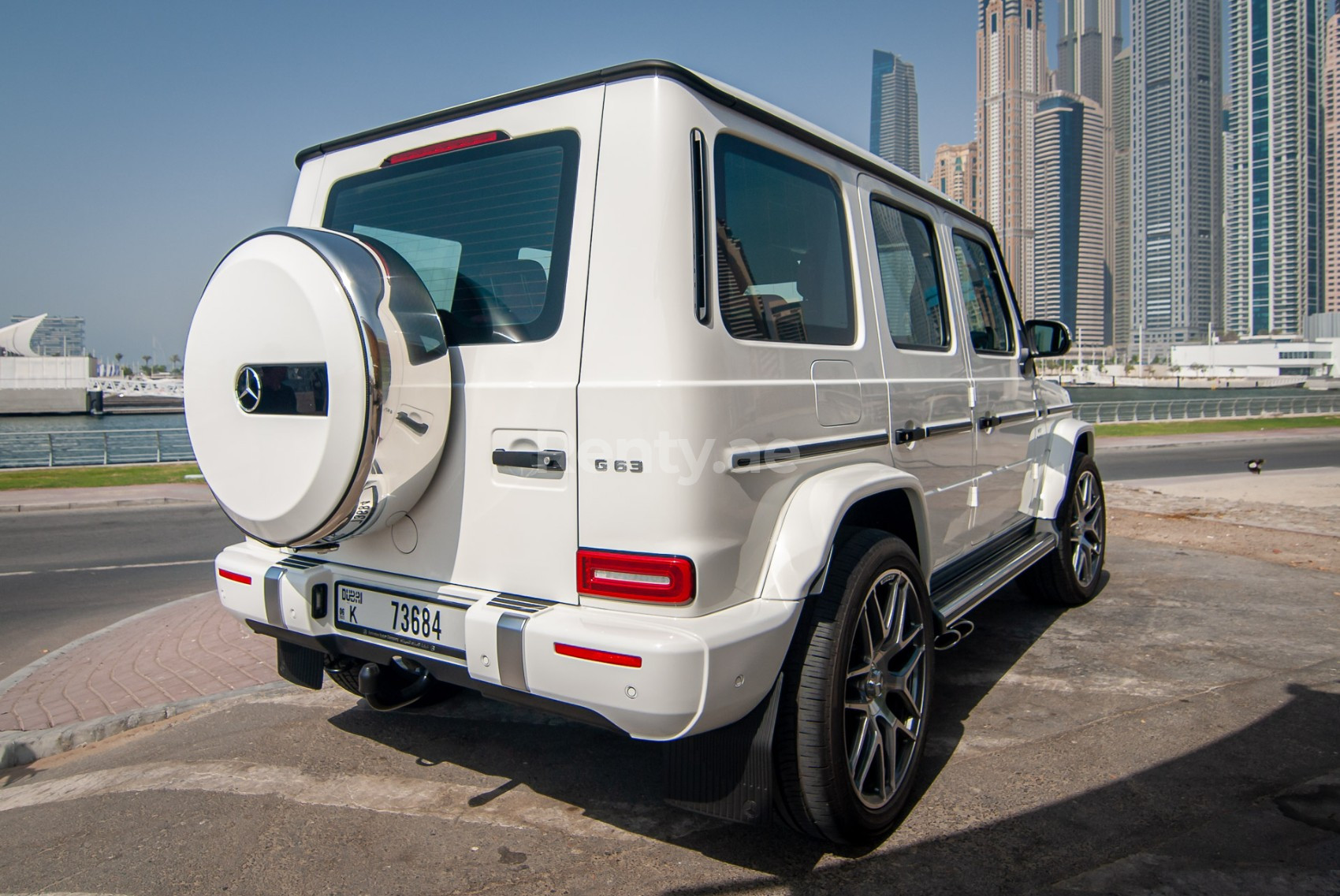 Weiß Mercedes G63 zur Miete in Dubai 5