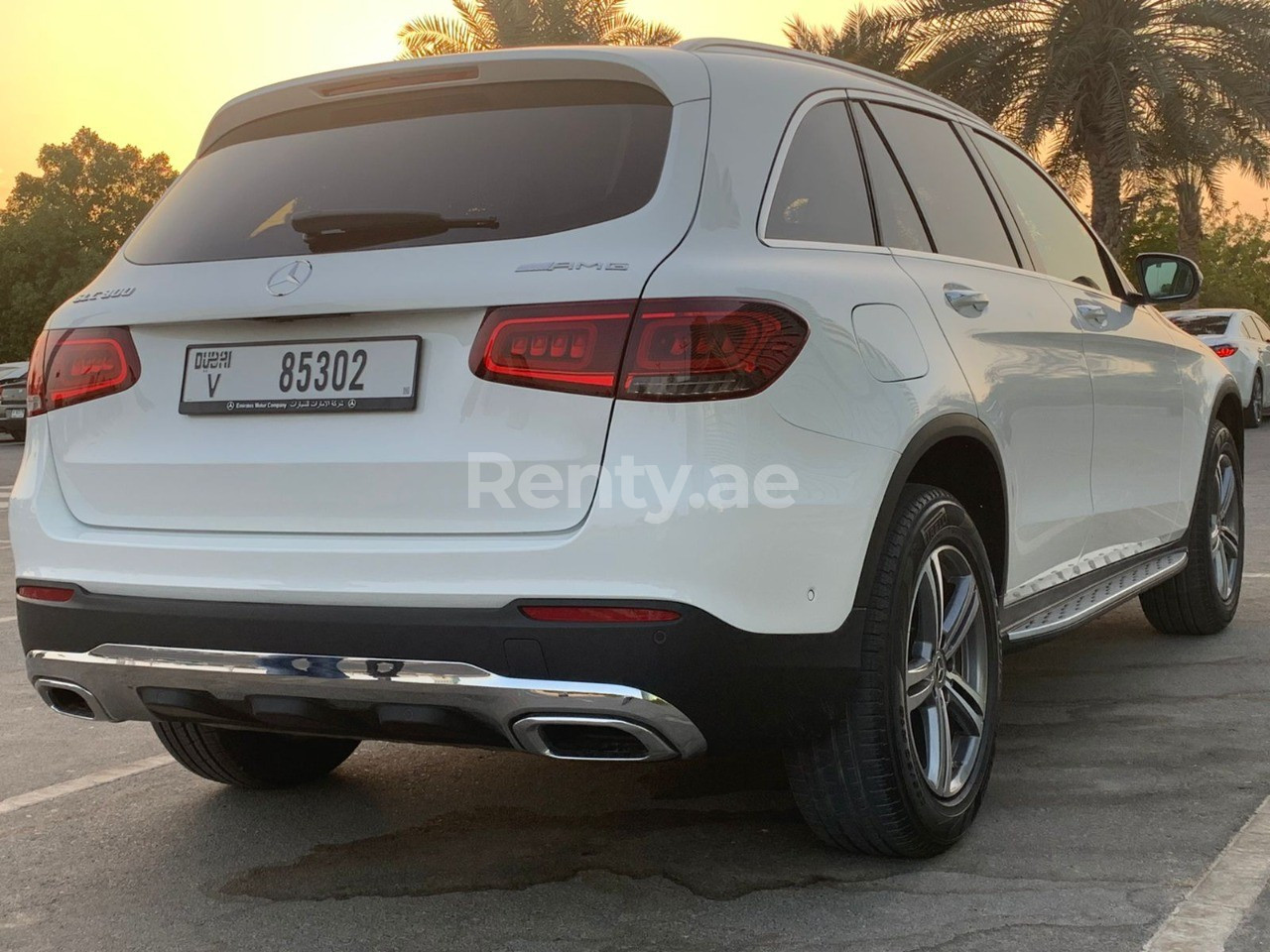 Blanc Mercedes GLC en location à Sharjah 4