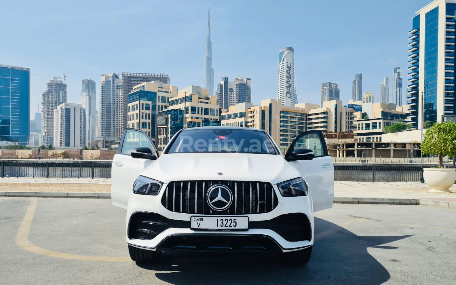 Weiß Mercedes GLE53 zur Miete in Abu-Dhabi