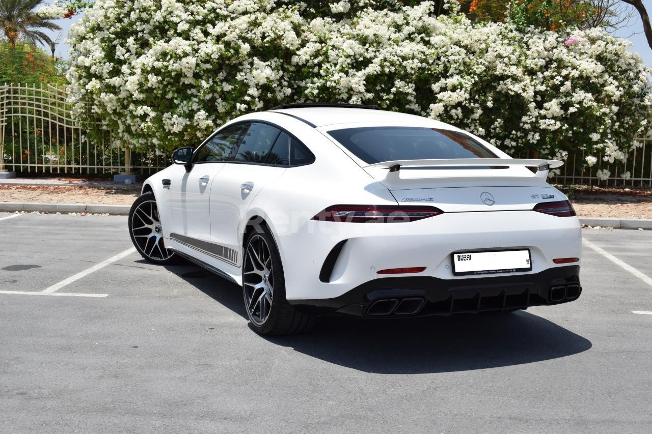 Blanc Mercedes GT 63S AMG en location à Abu-Dhabi 0