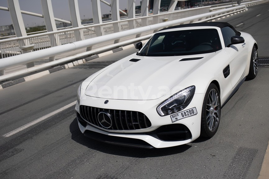 Blanc Mercedes GT CONVERTIBLE en location à Abu-Dhabi 0