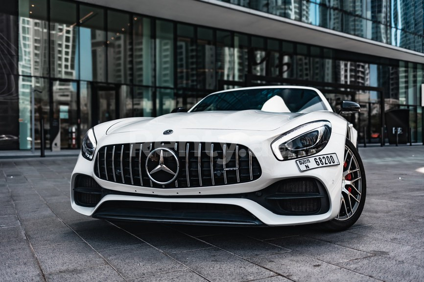 Weiß Mercedes GT CONVERTIBLE zur Miete in Abu-Dhabi 1