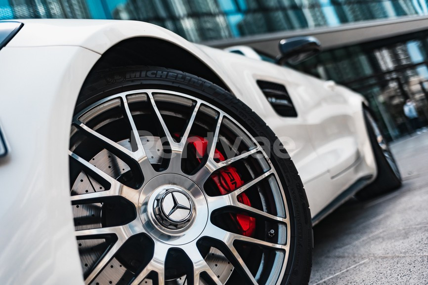 Blanc Mercedes GT CONVERTIBLE en location à Sharjah 2