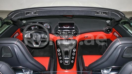 أبيض Mercedes GT CONVERTIBLE للإيجار في أبو ظبي 3