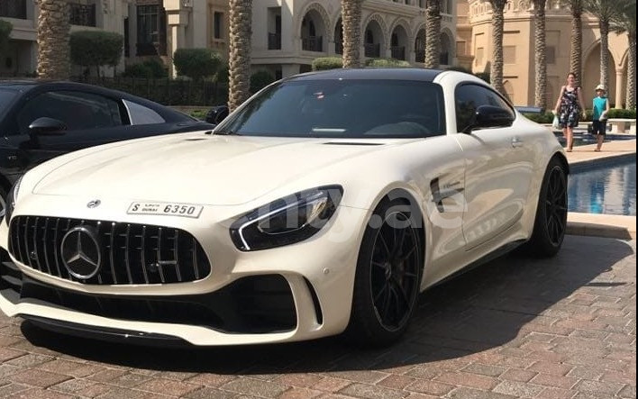 Blanc Mercedes GTR en location à Sharjah