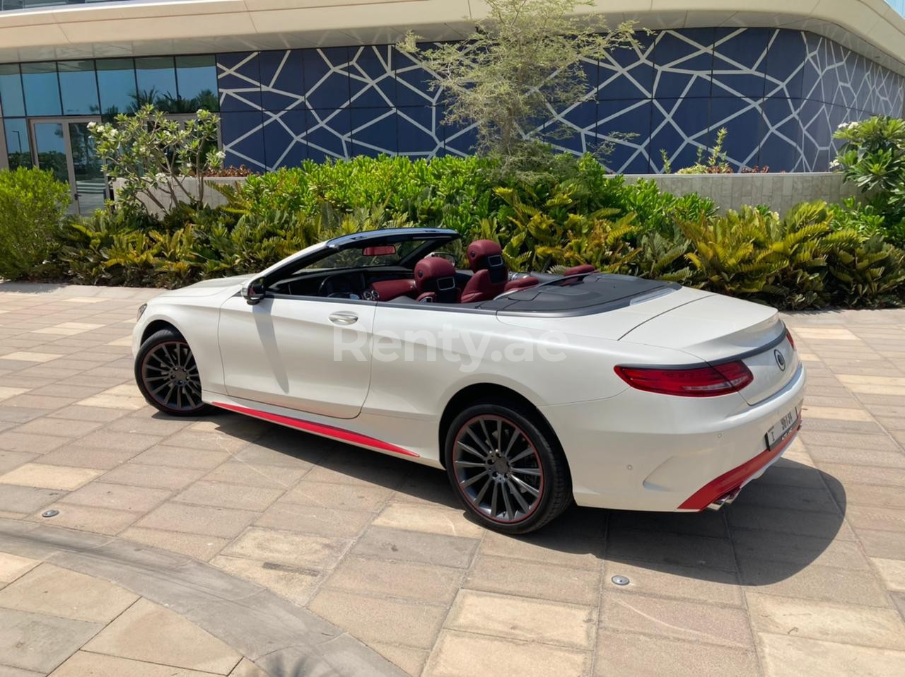 Blanco Mercedes S Class cabrio en alquiler en Dubai 1