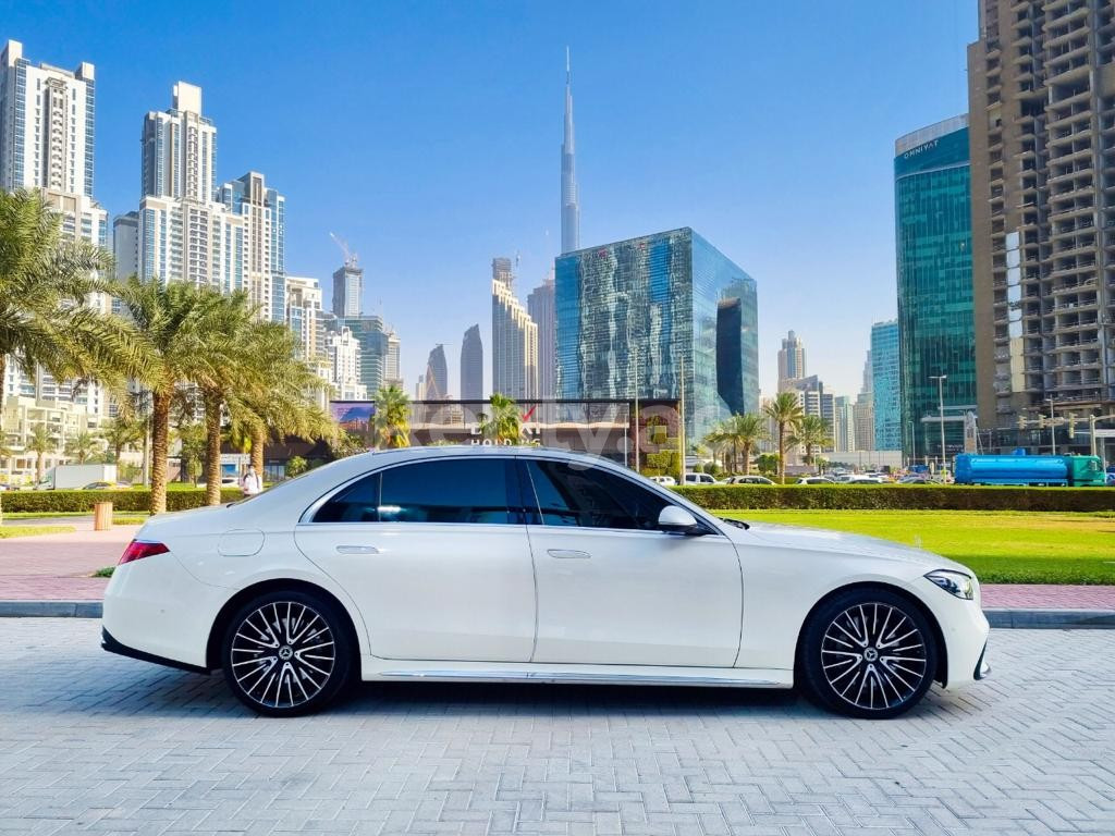 Blanc Mercedes S500 Class en location à Abu-Dhabi 0