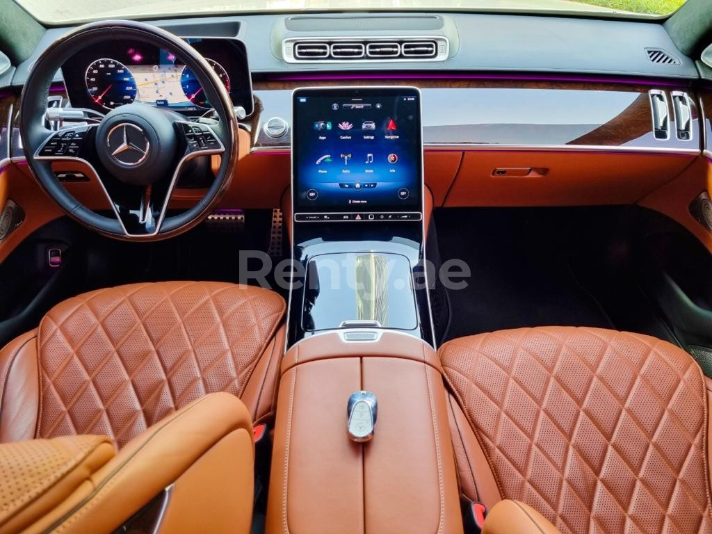 أبيض Mercedes S500 Class للإيجار في أبو ظبي 2