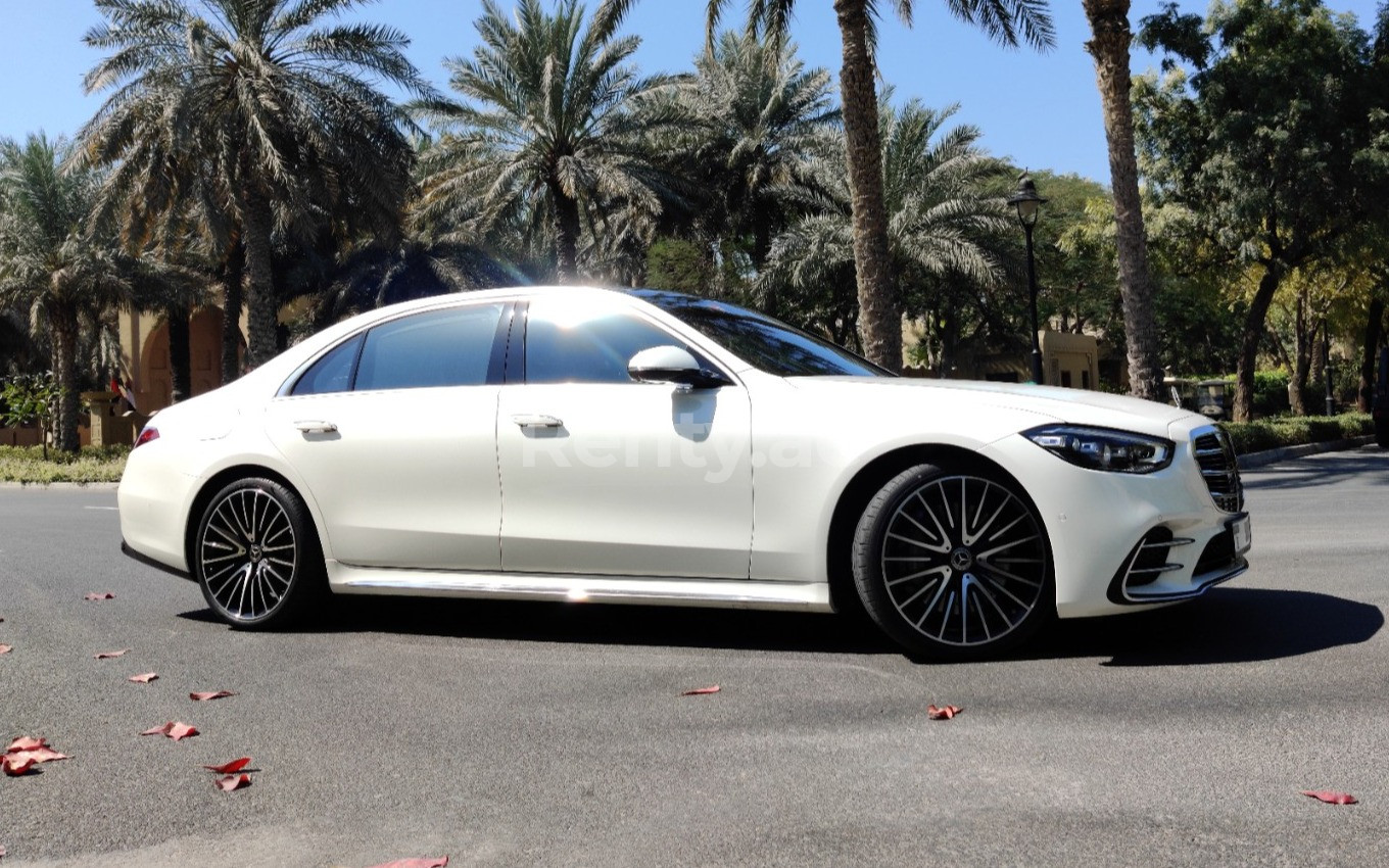 Weiß Mercedes S Class zur Miete in Abu-Dhabi