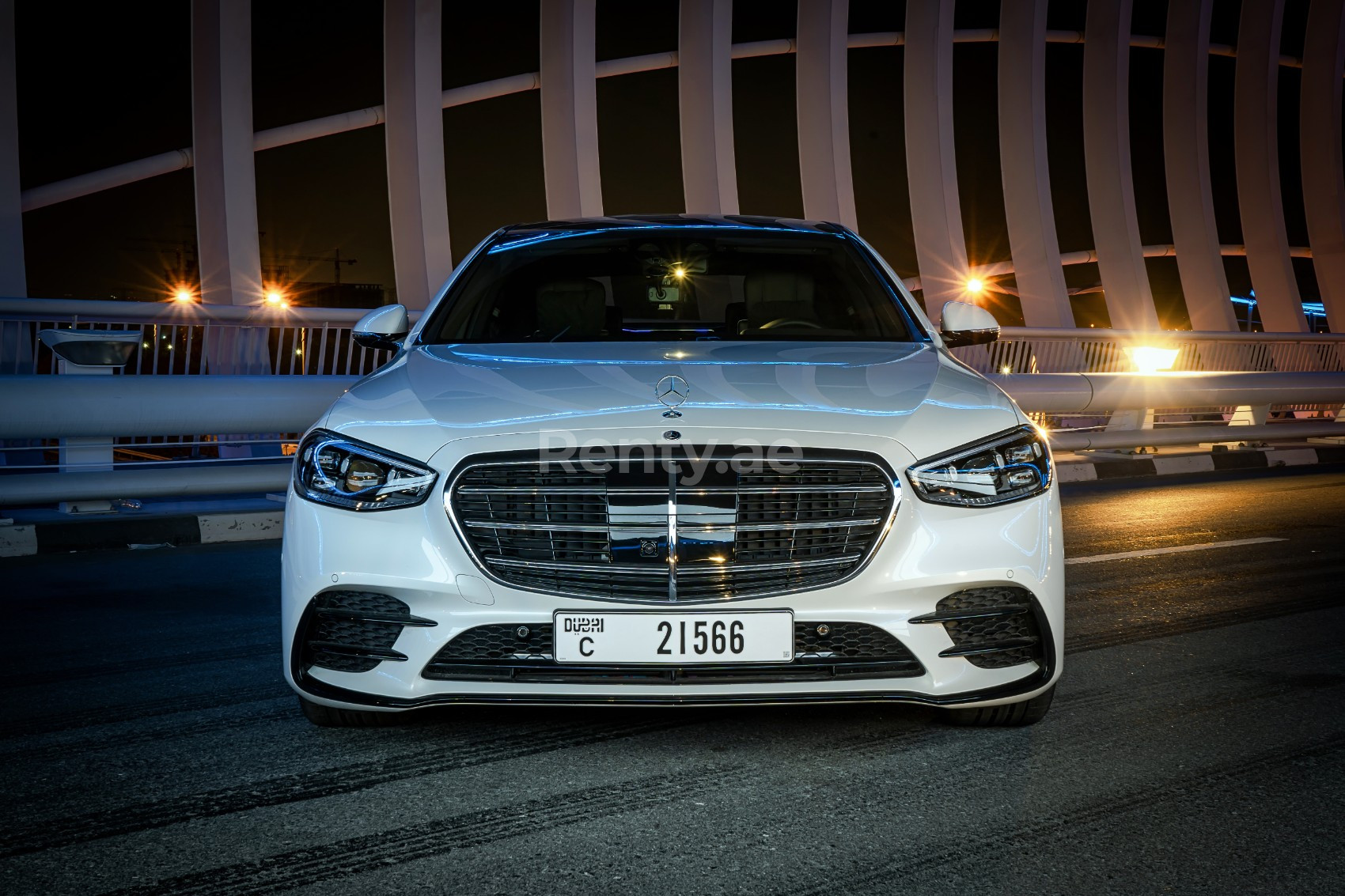 在阿布扎比租赁白色 Mercedes S Class 0