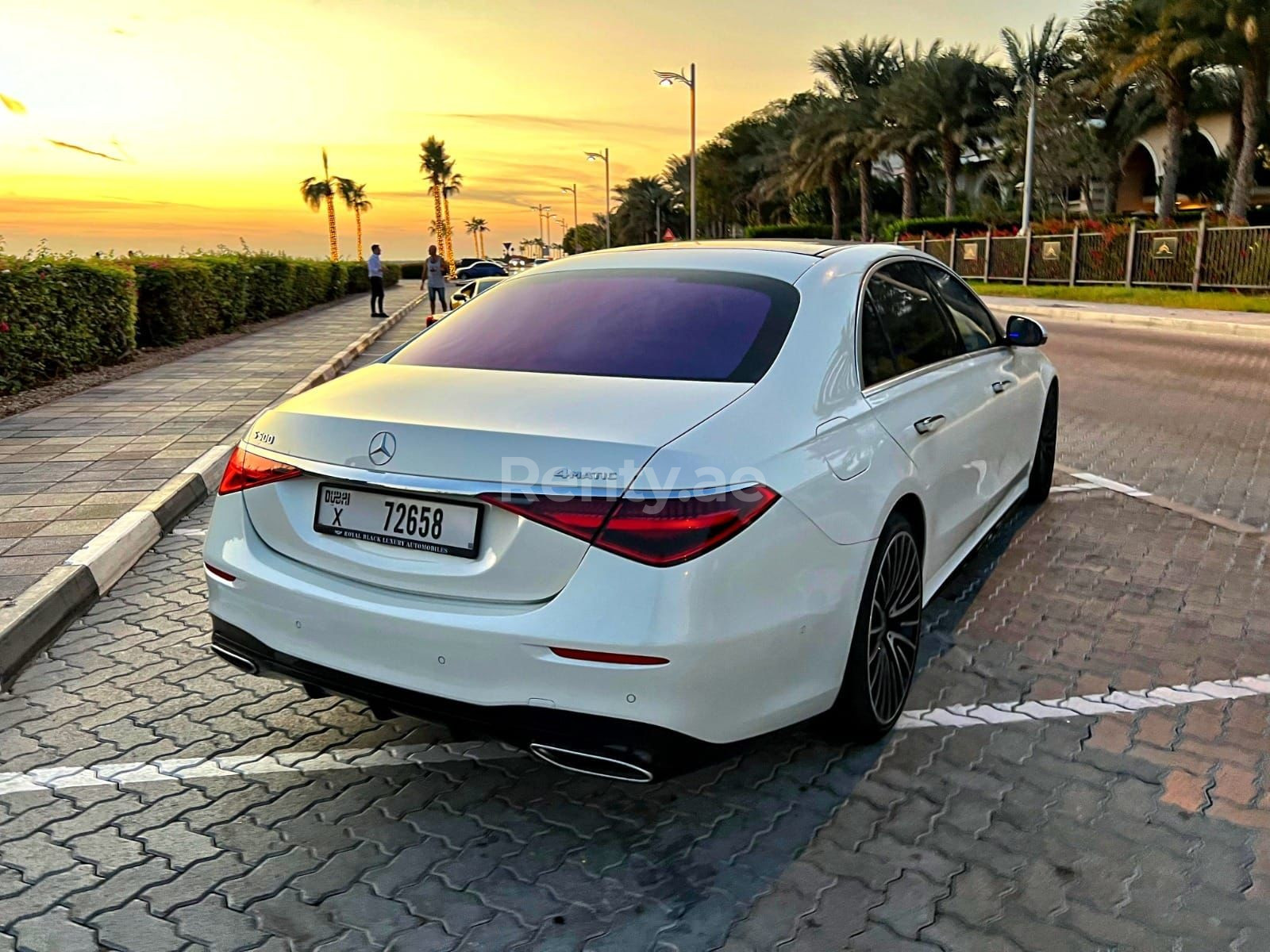 Weiß Mercedes S500 Class zur Miete in Abu-Dhabi 1