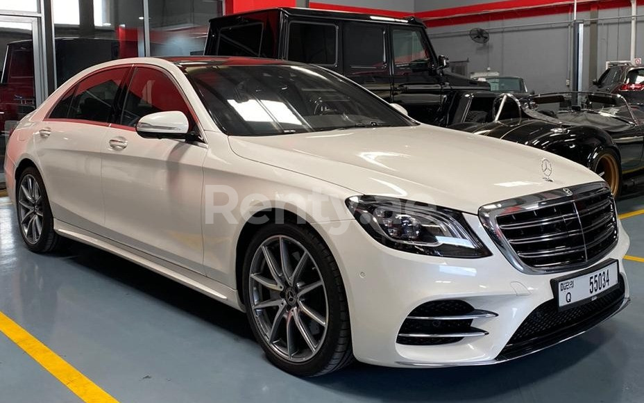 Blanco Mercedes S Class en alquiler en Sharjah