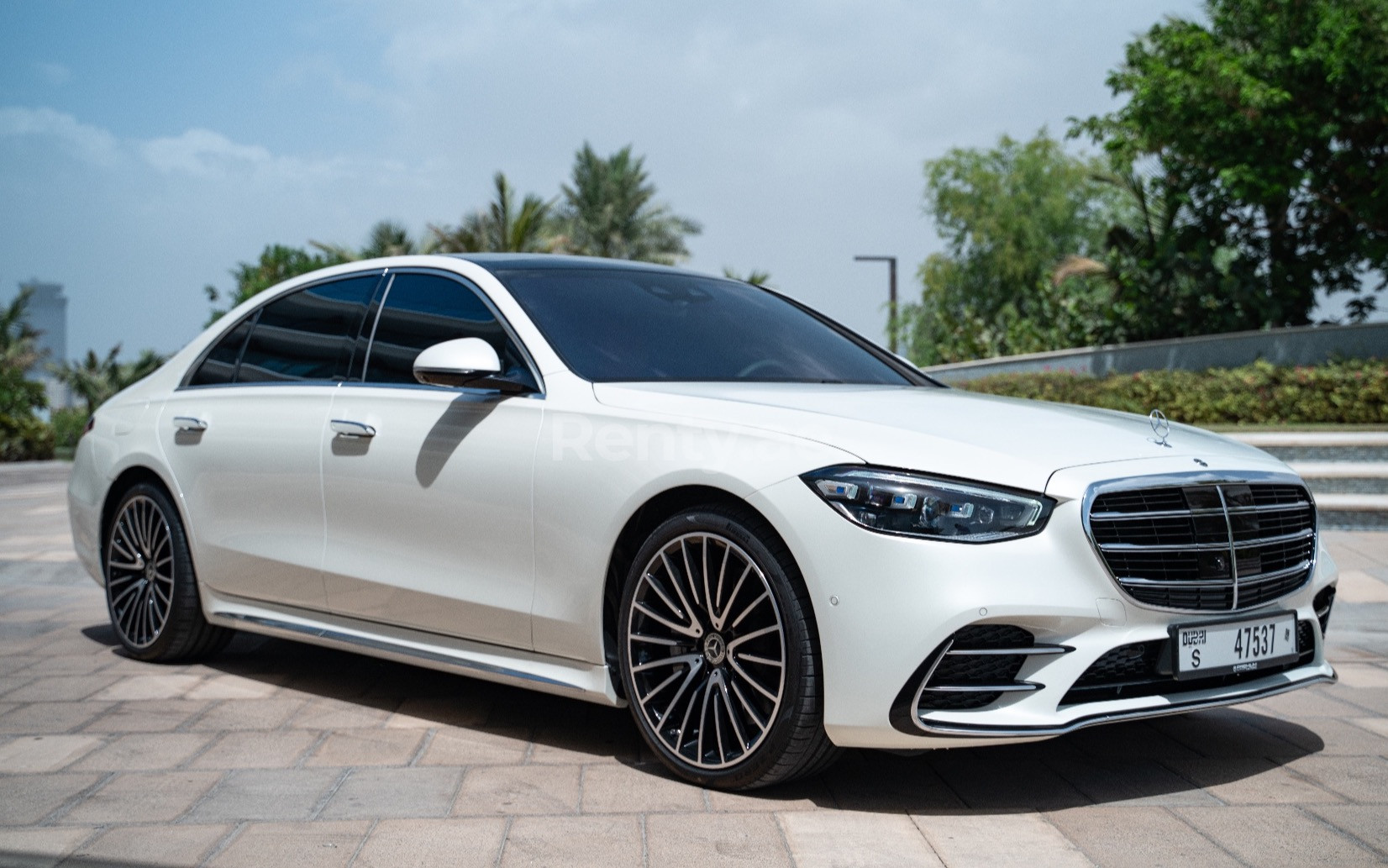 Weiß Mercedes S500 W223 zur Miete in Abu-Dhabi