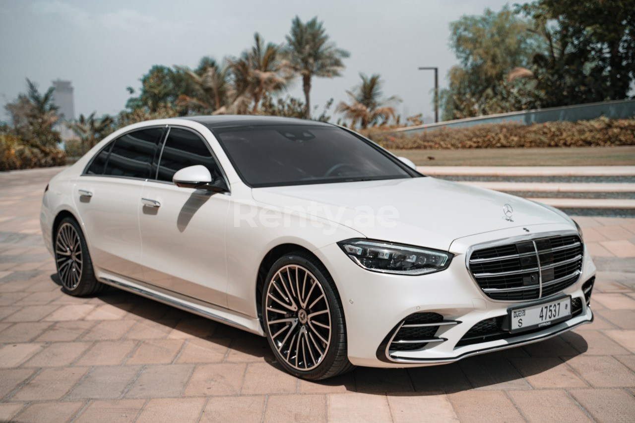 أبيض Mercedes S500 W223 للإيجار في الشارقة 2