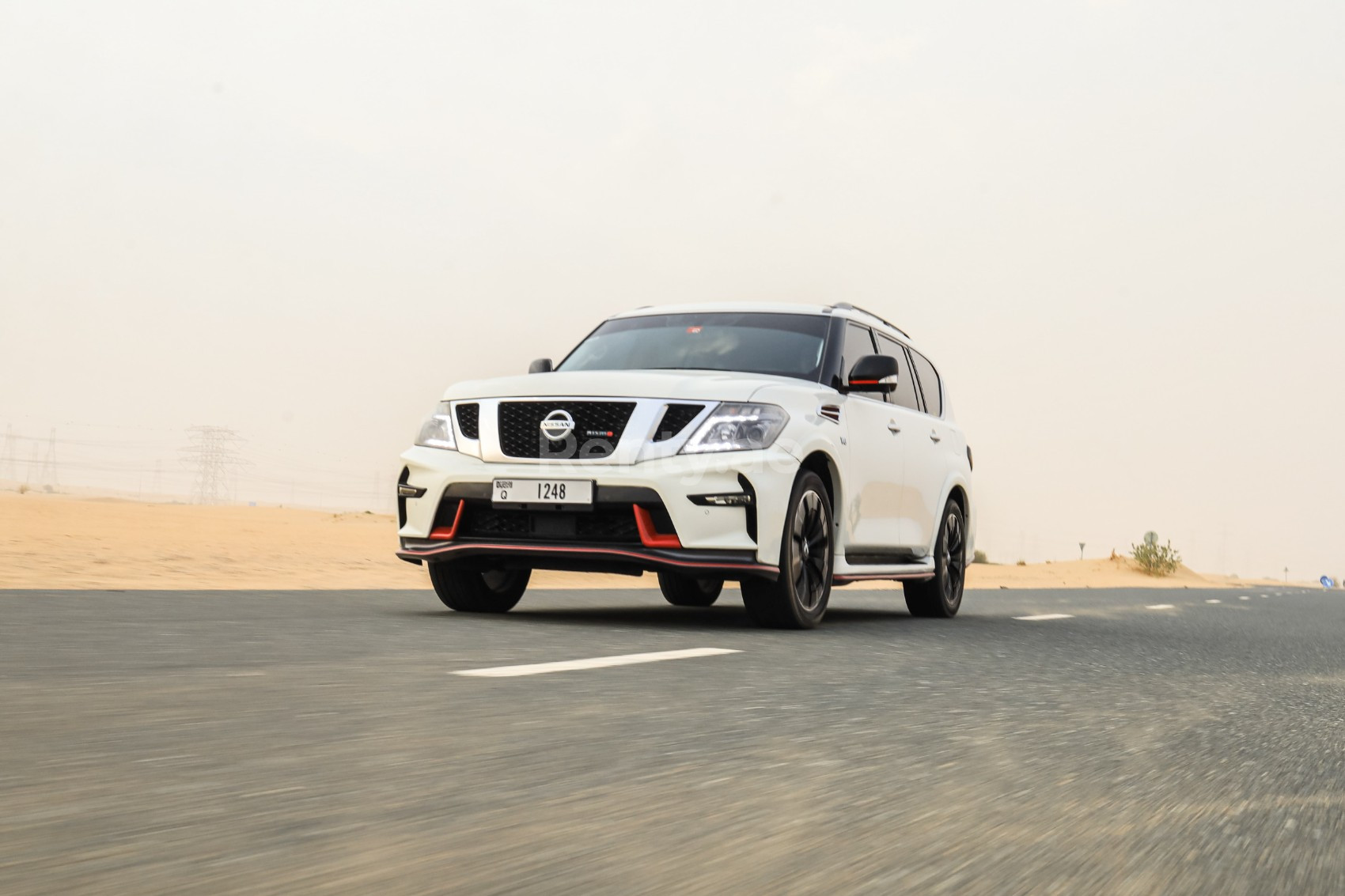 Blanco Nissan Patrol V8 with Nismo Bodykit en alquiler en Abu-Dhabi 2