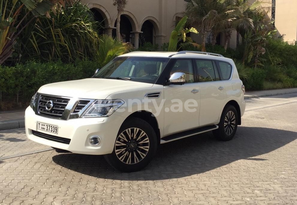 Weiß Nissan Patrol V6 Platinum zur Miete in Abu-Dhabi