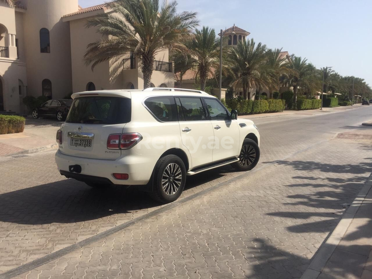 Blanc Nissan Patrol V6 Platinum en location à Abu-Dhabi 1