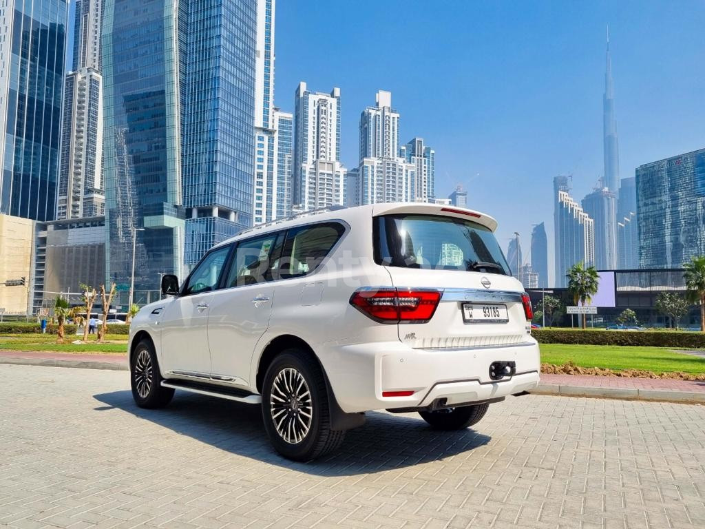 أبيض Nissan Patrol V8 Platinum للإيجار في دبي 1