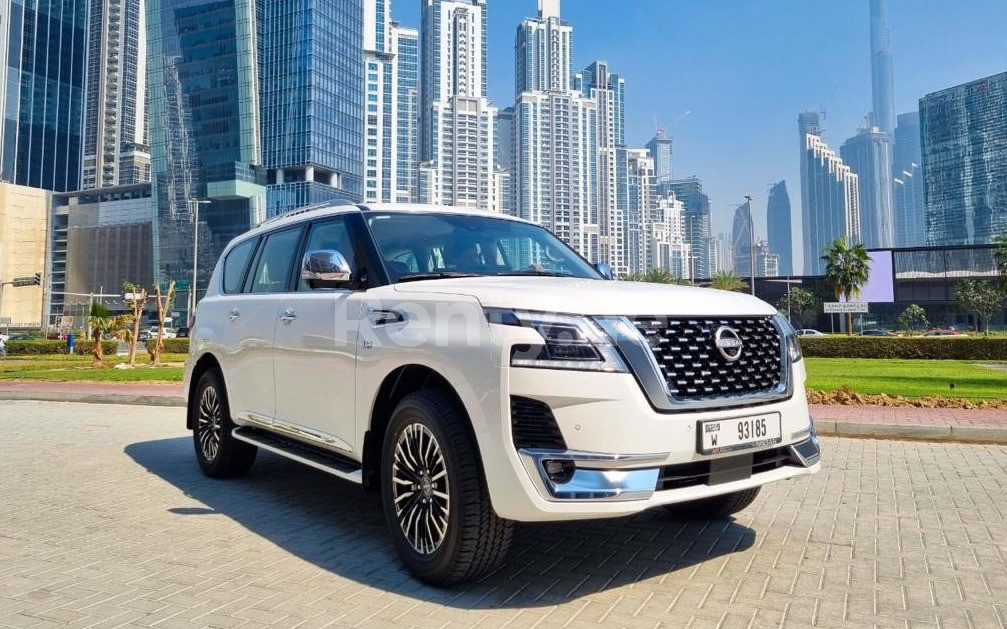 Weiß Nissan Patrol V8 Platinum zur Miete in Sharjah