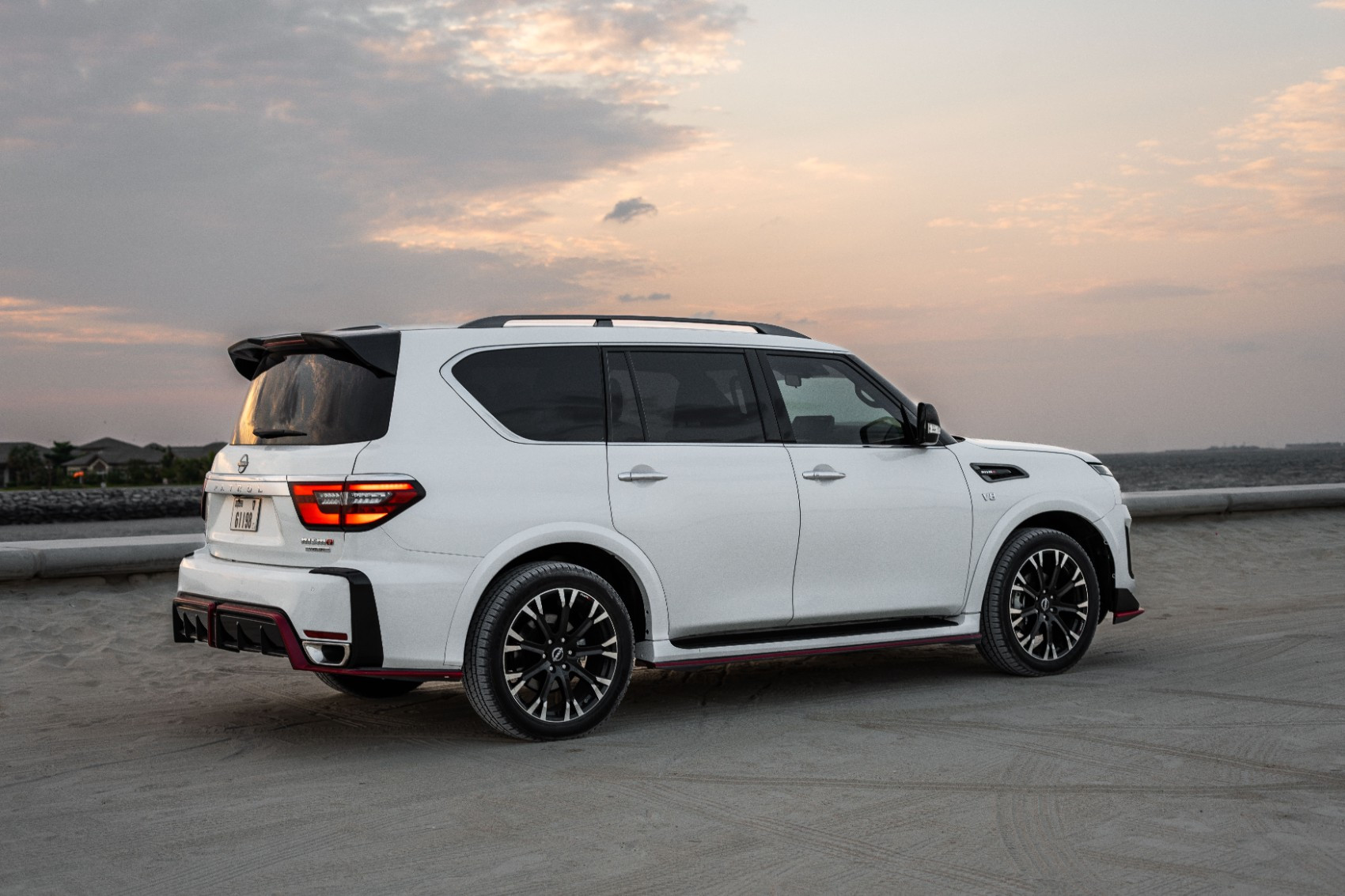 Weiß Nissan Patrol V8 with Nismo Bodykit and latest generation interior zur Miete in Abu-Dhabi 0