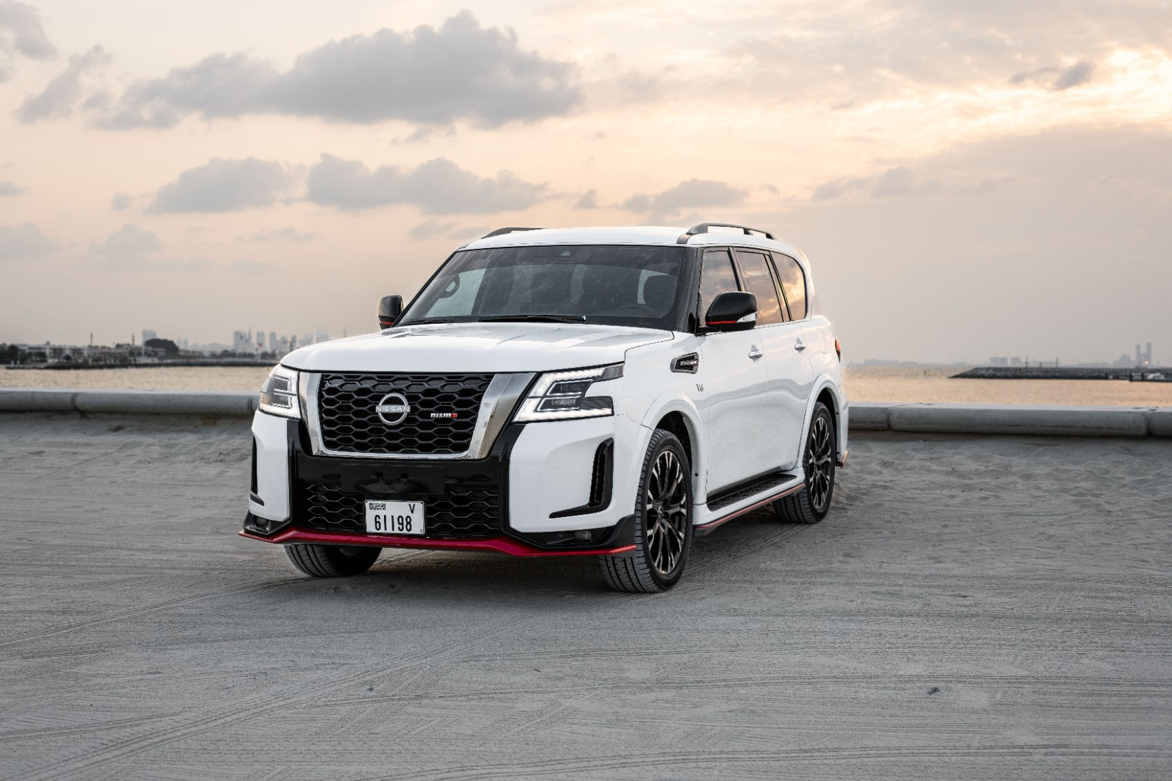 Blanco Nissan Patrol V8 with Nismo Bodykit and latest generation interior en alquiler en Sharjah 2