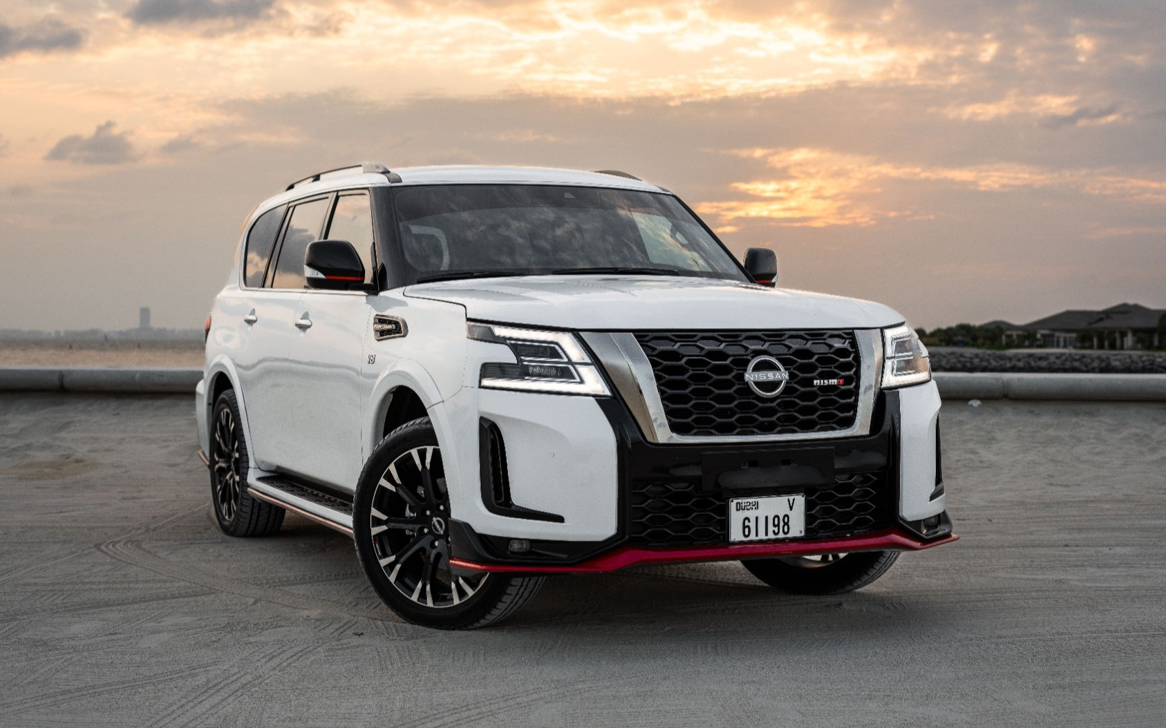 在迪拜租赁白色 Nissan Patrol V8 with Nismo Bodykit and latest generation interior