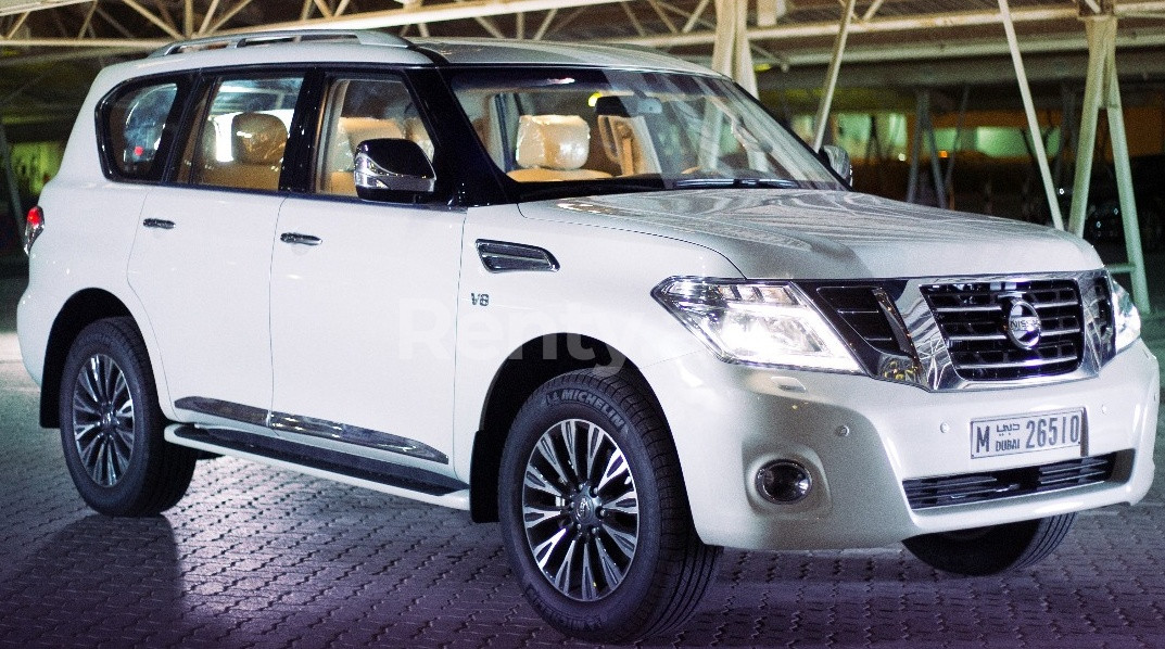 Blanc Brillant Nissan Patrol en location à Dubai