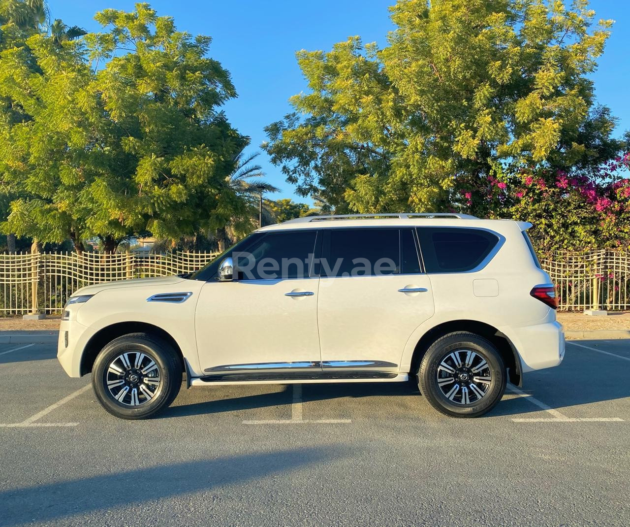 在迪拜租赁白色 Nissan Patrol V6 4