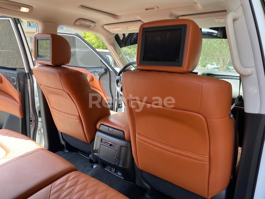 أبيض Nissan Patrol للإيجار في دبي 3