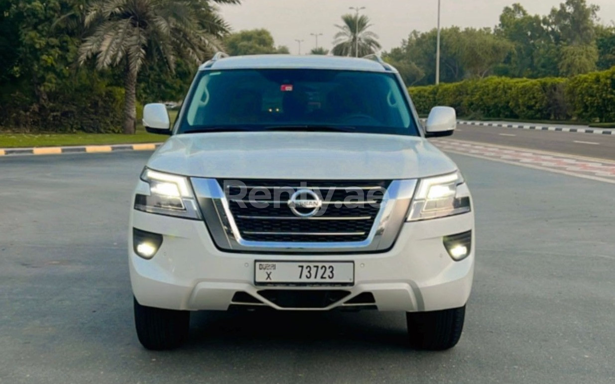 Blanc Nissan Patrol en location à Abu-Dhabi