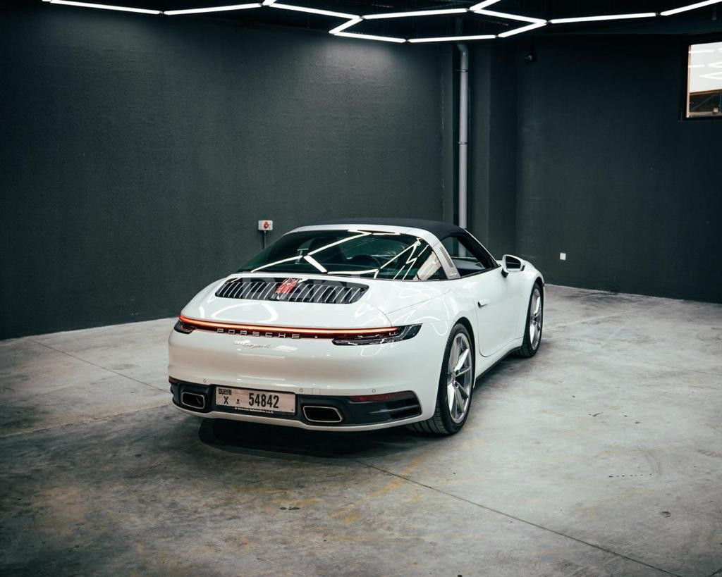 أبيض Porsche 911 Targa للإيجار في الشارقة 0