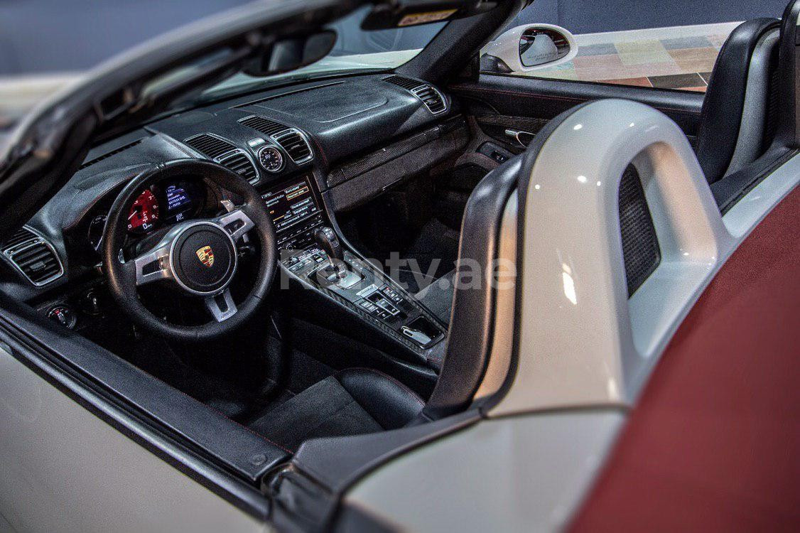 Blanco Porsche Boxster GTS en alquiler en Sharjah 1