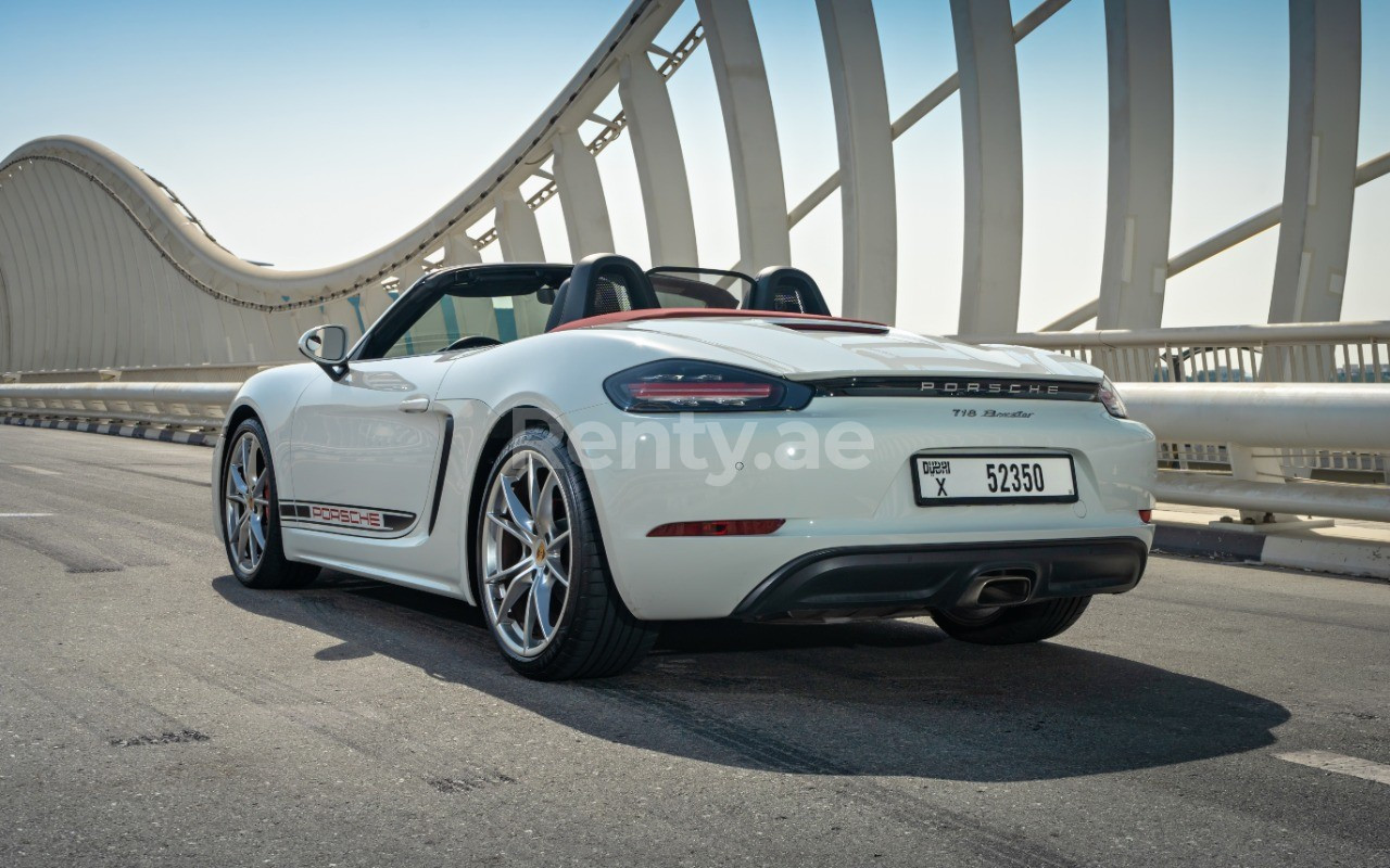 Blanc Porsche Boxster 718 en location à Dubai 1