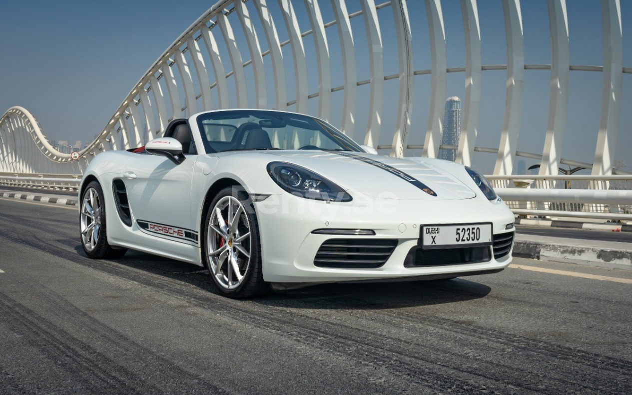 Blanco Porsche Boxster 718 en alquiler en Dubai