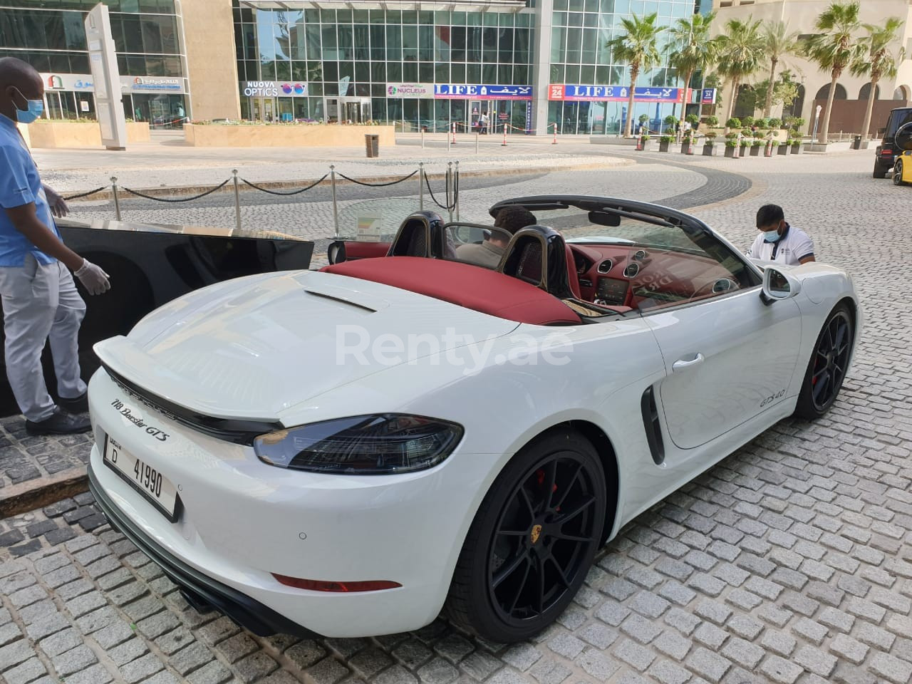 Blanc Porsche Boxster en location à Abu-Dhabi 3