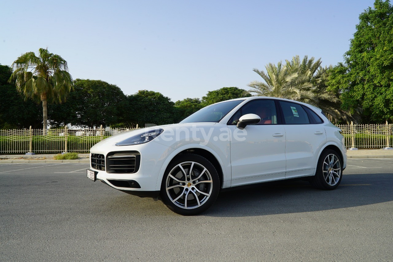 Blanc Porsche Cayenne S en location à Abu-Dhabi 1