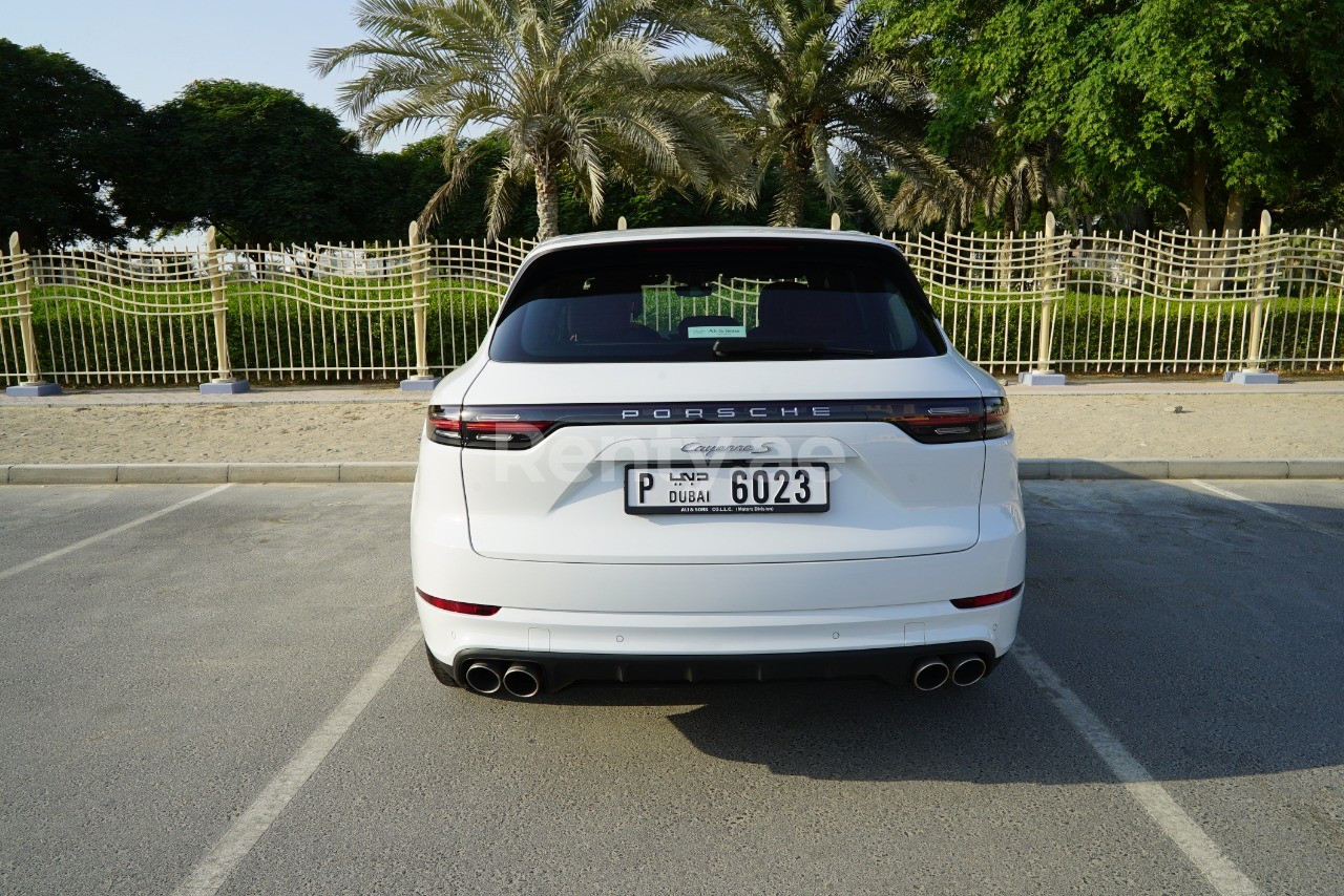 Blanc Porsche Cayenne S en location à Abu-Dhabi 2