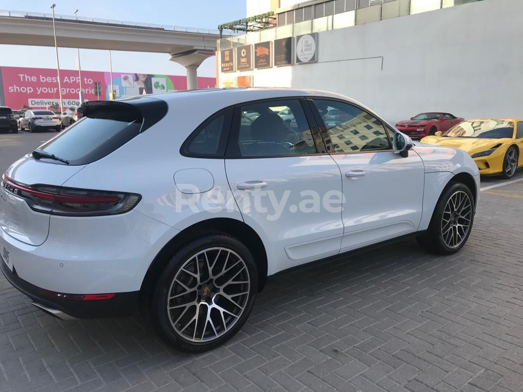 Blanc Porsche Macan en location à Sharjah 4