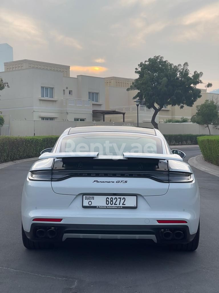 Blanc Porsche Panamera GTS en location à Abu-Dhabi 1